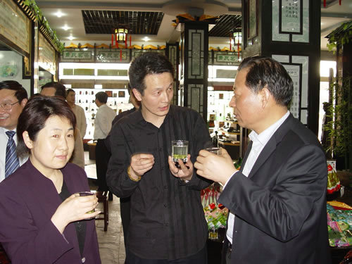2006年4月7日,原湖北省人民政府副省長,現(xiàn)省人大副主任劉友凡視察蕭氏集團(tuán).jpg