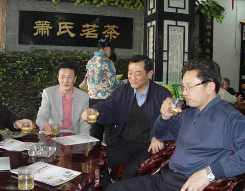 2006年3月,國務(wù)院參事團視察蕭氏茶葉集團.jpg