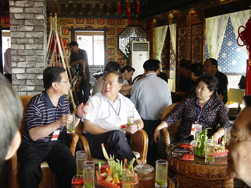 2006年11月,全國(guó)人大副秘書(shū)長(zhǎng)何曄暉(女)視察蕭氏茶葉集團(tuán).jpg