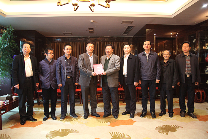 1536030990668111.jpg 陳宗懋院士與夷陵區(qū)副區(qū)長黃光學(xué)(左三)、農(nóng)業(yè)局局長覃春茂(右一)。區(qū)委統(tǒng)籌辦主任趙華(右二)、區(qū)委副書記賈立(右三)、市農(nóng)業(yè)局副局長張明海(右四)、肖勇董事長、劉漢武總經(jīng)理合影.jpg
