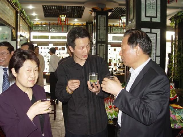 2006年4月7日,原湖北省人民政府副省長,現(xiàn)省人大副主任劉友凡視察蕭氏集團(tuán)