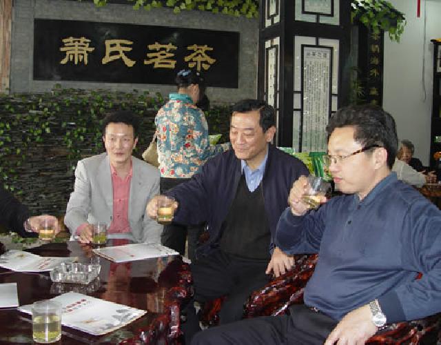 2006年3月,國務(wù)院參事團(tuán)視察蕭氏茶葉集團(tuán)