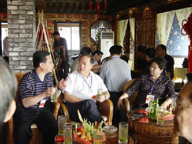 2006年11月,全國人大副秘書長何曄暉(女)視察蕭氏茶葉集團(tuán)