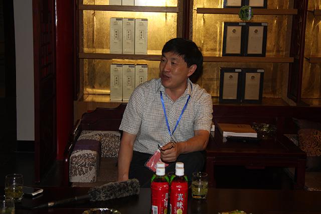 中茶所副所長魯成銀在蕭氏指導(dǎo)工作