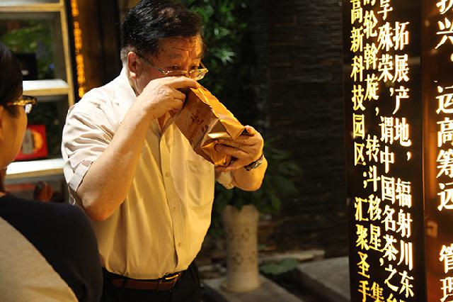 陳宗懋院士在蕭氏桃花嶺體驗店審評楚紅香氣