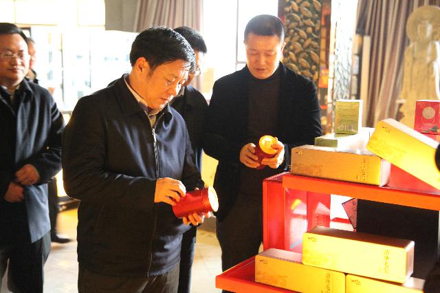省人大委員會委員、農(nóng)委副主任涂勝華一行到蕭氏調(diào)研茶產(chǎn)業(yè)發(fā)展情況