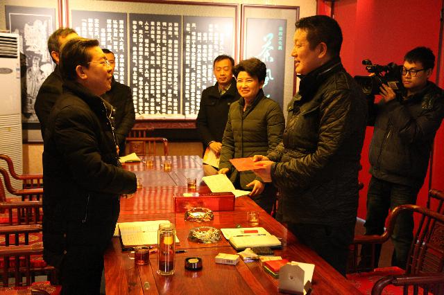 宜昌市副市長張鵬一行代表市委市政府慰問“省貼專家”肖勇